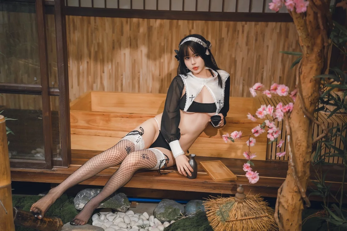 动漫博主Tina很妖孽呀修女的秘密主题修女服饰配黑丝网袜秀完美身材诱惑写真28P