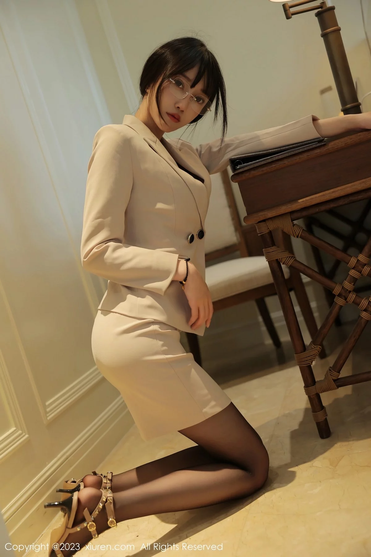 XiuRen第6428期_模特玥儿玥er脱浅色Ol服饰露黑色蕾丝内衣配超薄黑丝魅惑写真56P