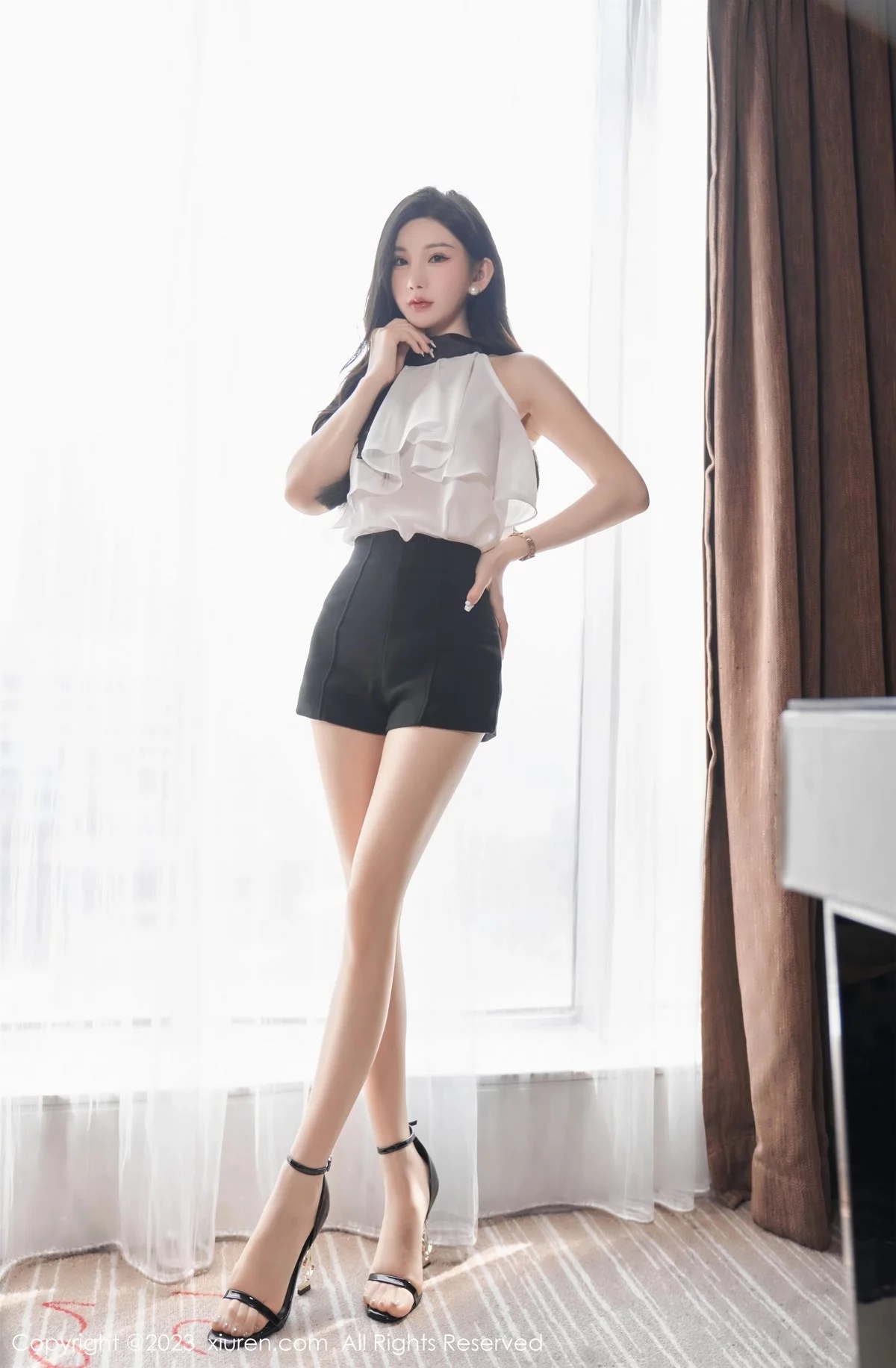 XiuRen第6435期_女神周于希Sally澳门旅拍白色薄纱服饰配超薄肉丝撩人诱惑写真83P