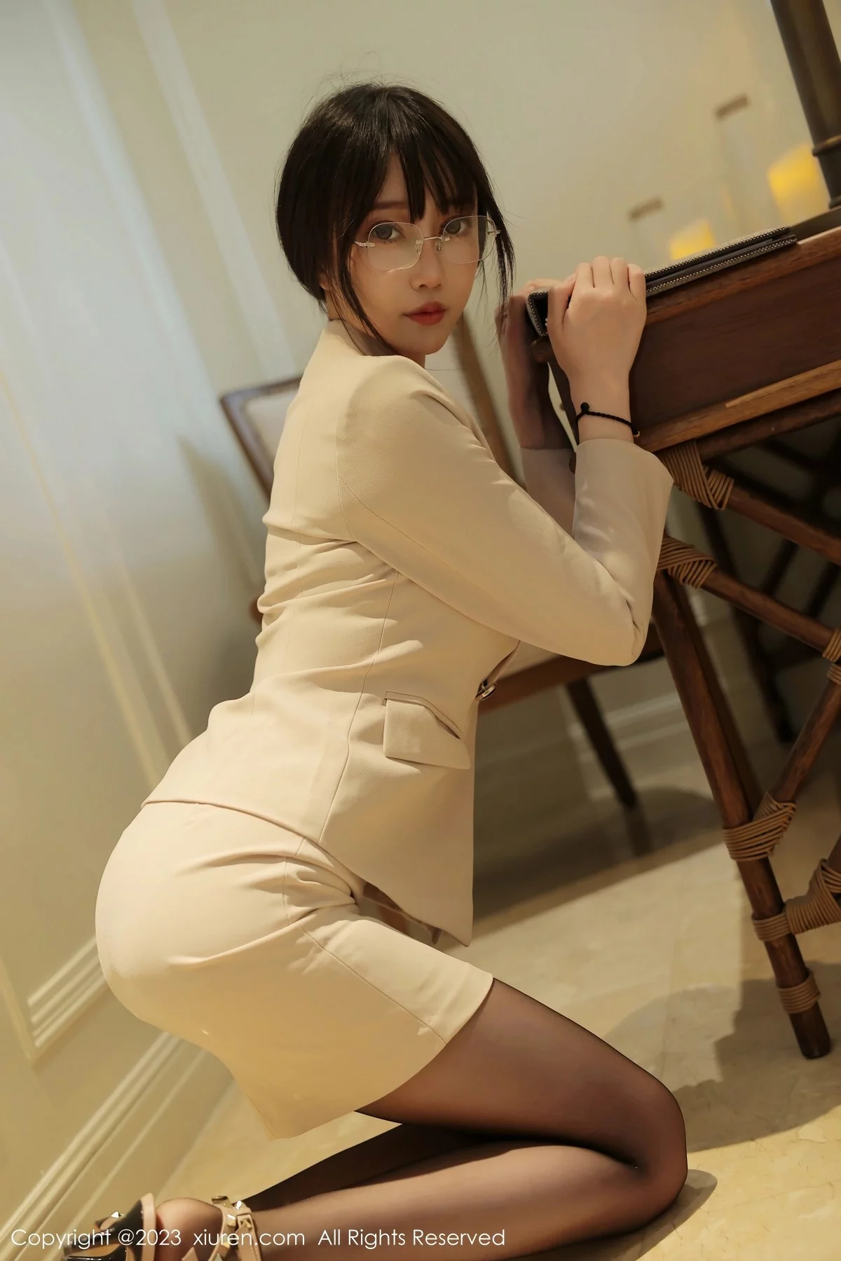 XiuRen第6428期_模特玥儿玥er脱浅色Ol服饰露黑色蕾丝内衣配超薄黑丝魅惑写真56P