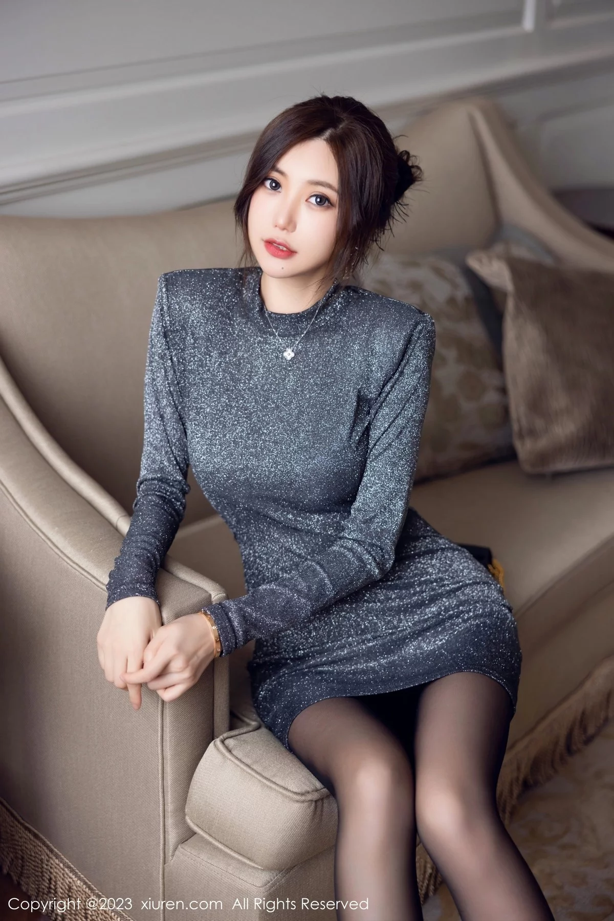 XiuRen第6431期_女神绮里嘉ula性感灰色服饰配超薄无内黑丝秀曼妙身姿诱惑写真76P