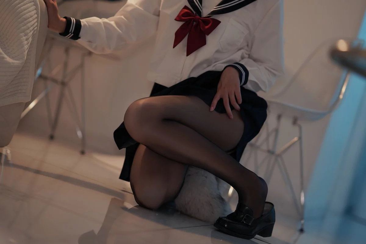 网络美女Natsuko夏夏子大尾巴喵主题私房性感JK制服配超薄黑丝秀美腿诱惑写真50P