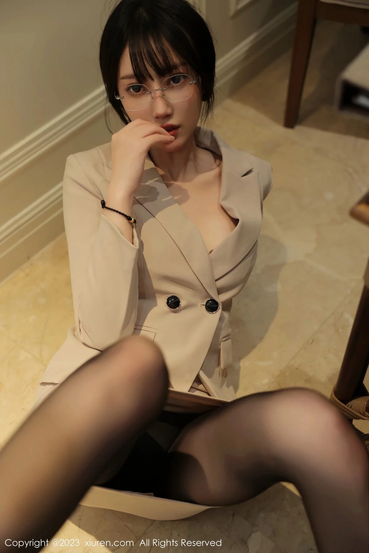 XiuRen第6428期_模特玥儿玥er脱浅色Ol服饰露黑色蕾丝内衣配超薄黑丝魅惑写真56P