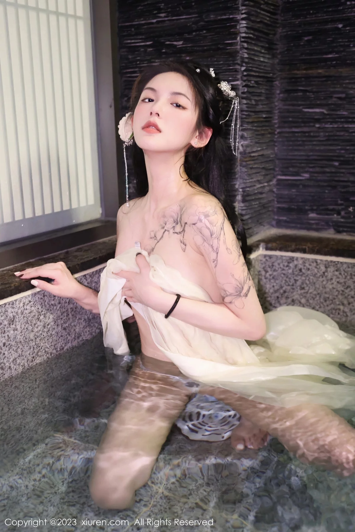 XiuRen第6430期_模特乔一一温泉浴池白纱轻透古装服饰秀惹火身材极致诱惑写真82P