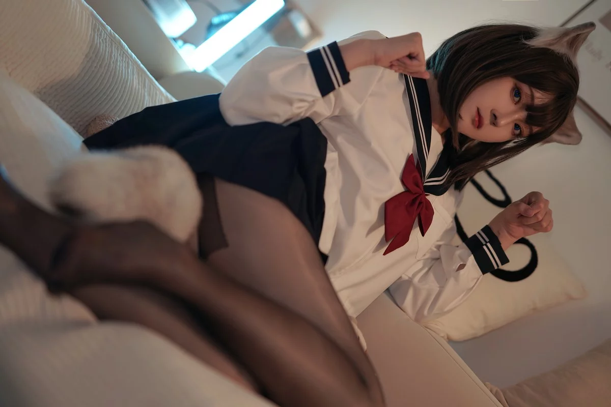 网络美女Natsuko夏夏子大尾巴喵主题私房性感JK制服配超薄黑丝秀美腿诱惑写真50P