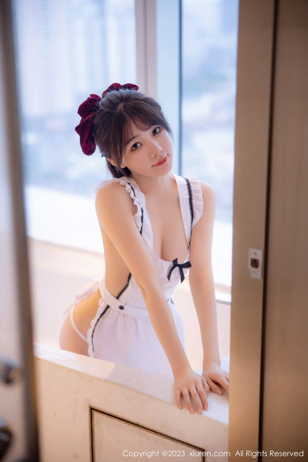 XiuRen第6299期_模特婠婠么性感真空白色女仆配白丝袜秀曼妙身姿迷人诱惑写真78P
