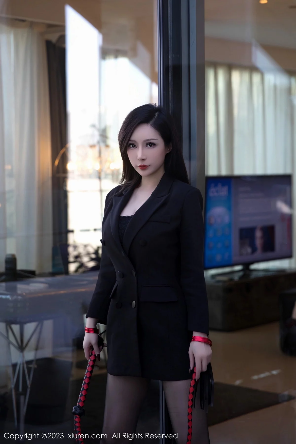 XiuRen第6294期_新人模特大琪琪Emily脱黑色外衣露红色情趣内衣秀玲珑身段写真95P