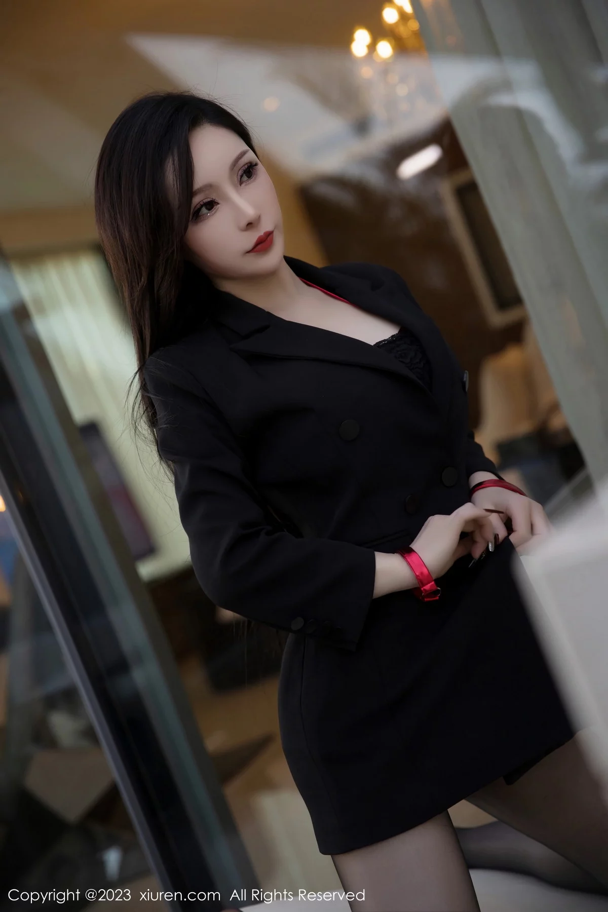 XiuRen第6294期_新人模特大琪琪Emily脱黑色外衣露红色情趣内衣秀玲珑身段写真95P