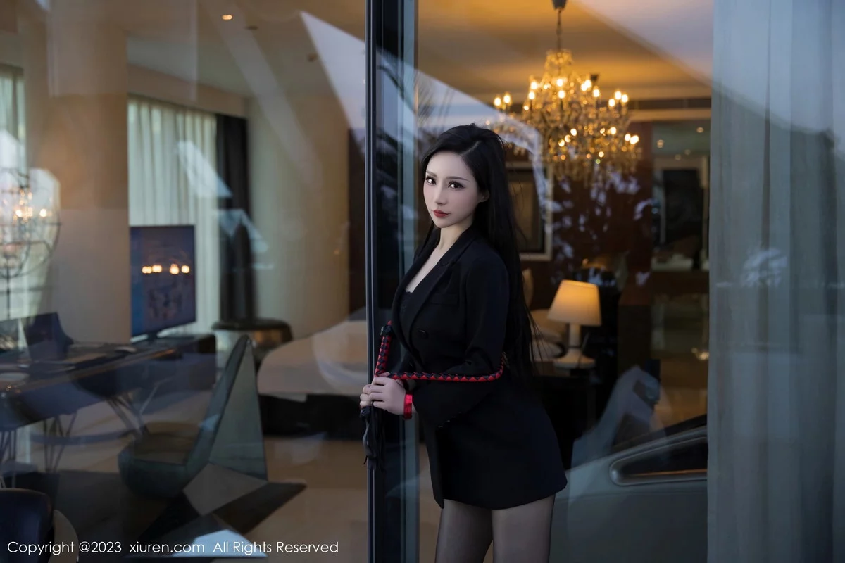 XiuRen第6294期_新人模特大琪琪Emily脱黑色外衣露红色情趣内衣秀玲珑身段写真95P
