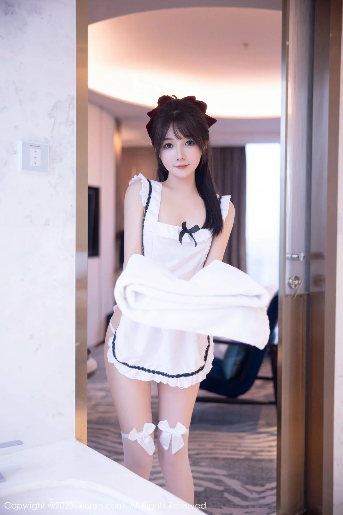 XiuRen第6299期_模特婠婠么性感真空白色女仆配白丝袜秀曼妙身姿迷人诱惑写真78P