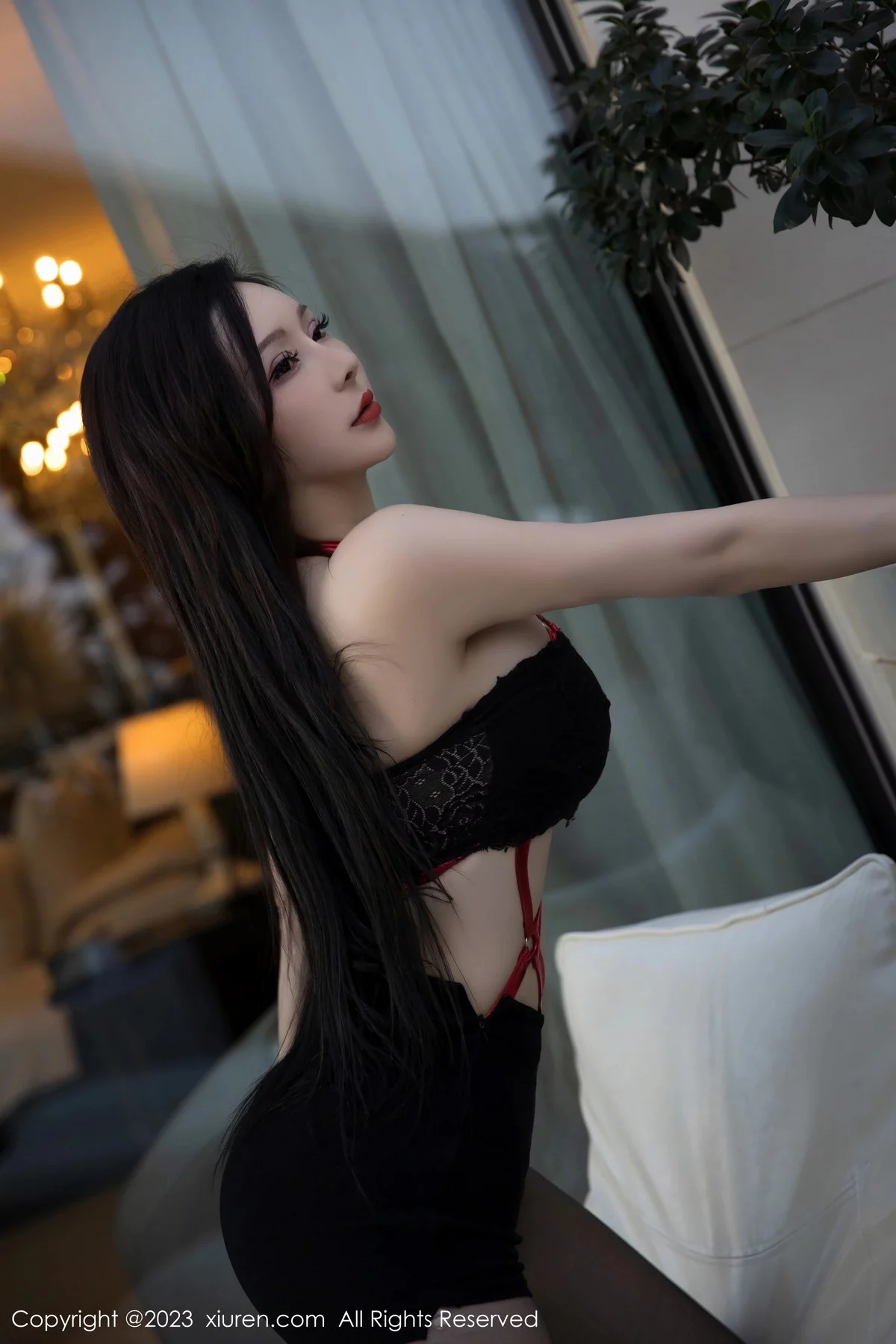 XiuRen第6294期_新人模特大琪琪Emily脱黑色外衣露红色情趣内衣秀玲珑身段写真95P