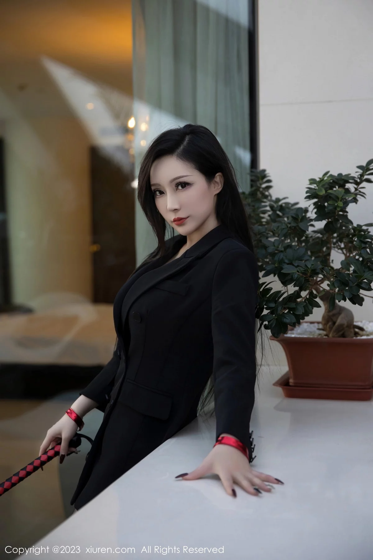 XiuRen第6294期_新人模特大琪琪Emily脱黑色外衣露红色情趣内衣秀玲珑身段写真95P