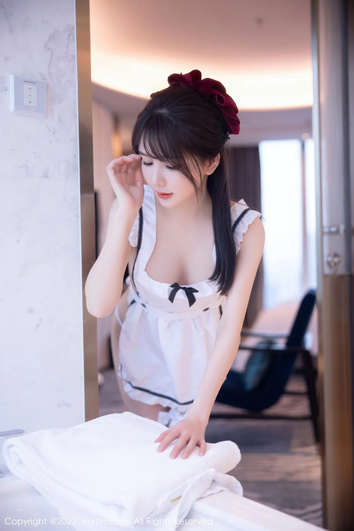 XiuRen第6299期_模特婠婠么性感真空白色女仆配白丝袜秀曼妙身姿迷人诱惑写真78P
