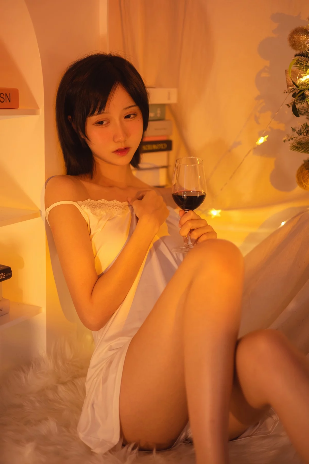萌系小姐姐木绵绵OwO红酒好喝主题私房性感白色蕾丝吊带睡衣迷人诱惑写真28P