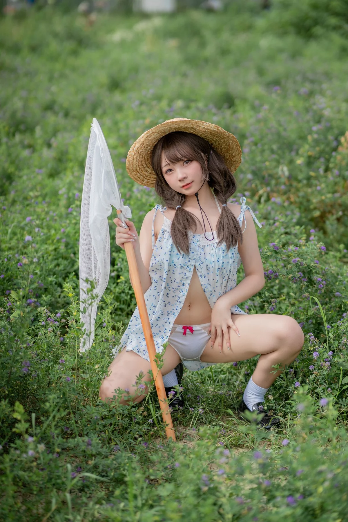 网络美女花铃田野间主题户外草帽美少女性感吊带露三点式内衣甜美迷人写真39P