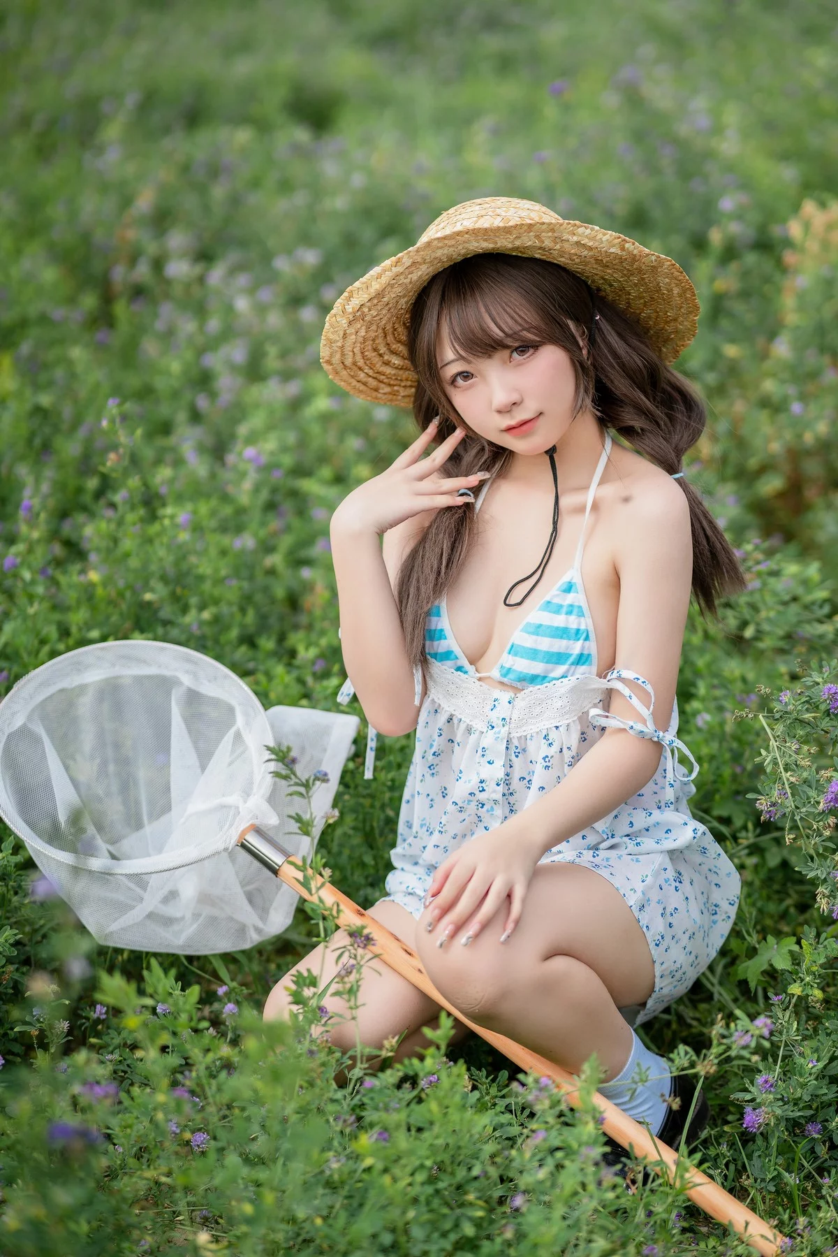 网络美女花铃田野间主题户外草帽美少女性感吊带露三点式内衣甜美迷人写真39P