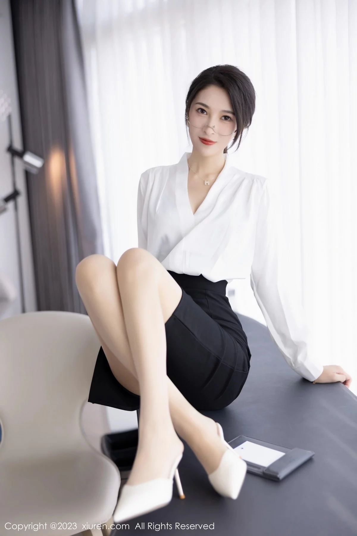 XiuRen第6439期_模特林乐一性感白色上衣配黑短裙露黑色蕾丝内衣妩媚诱惑写真86P