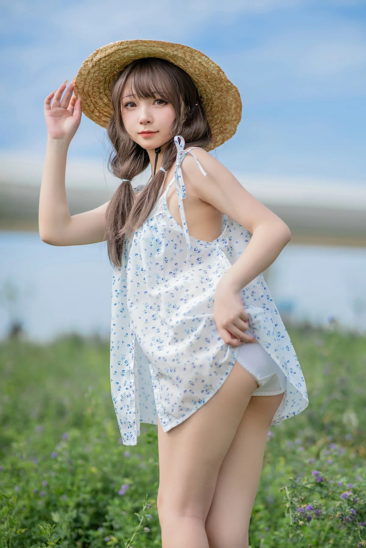 网络美女花铃田野间主题户外草帽美少女性感吊带露三点式内衣甜美迷人写真39P