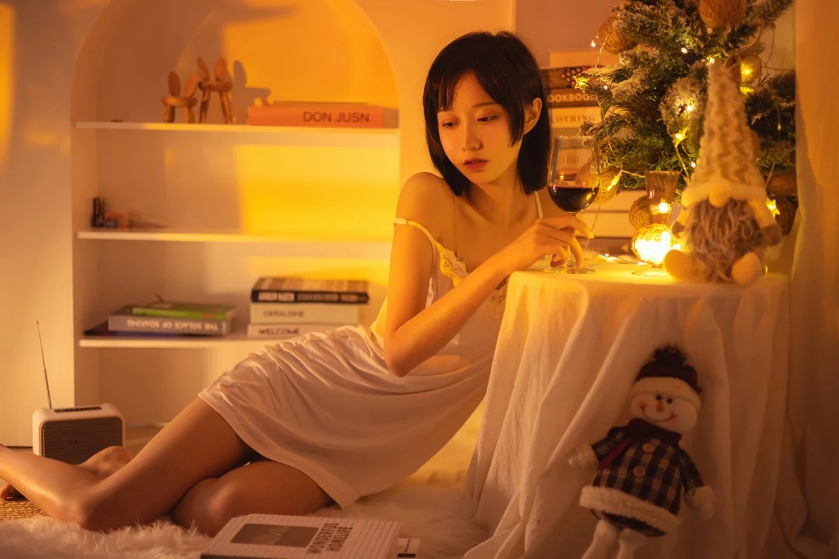 萌系小姐姐木绵绵OwO红酒好喝主题私房性感白色蕾丝吊带睡衣迷人诱惑写真28P