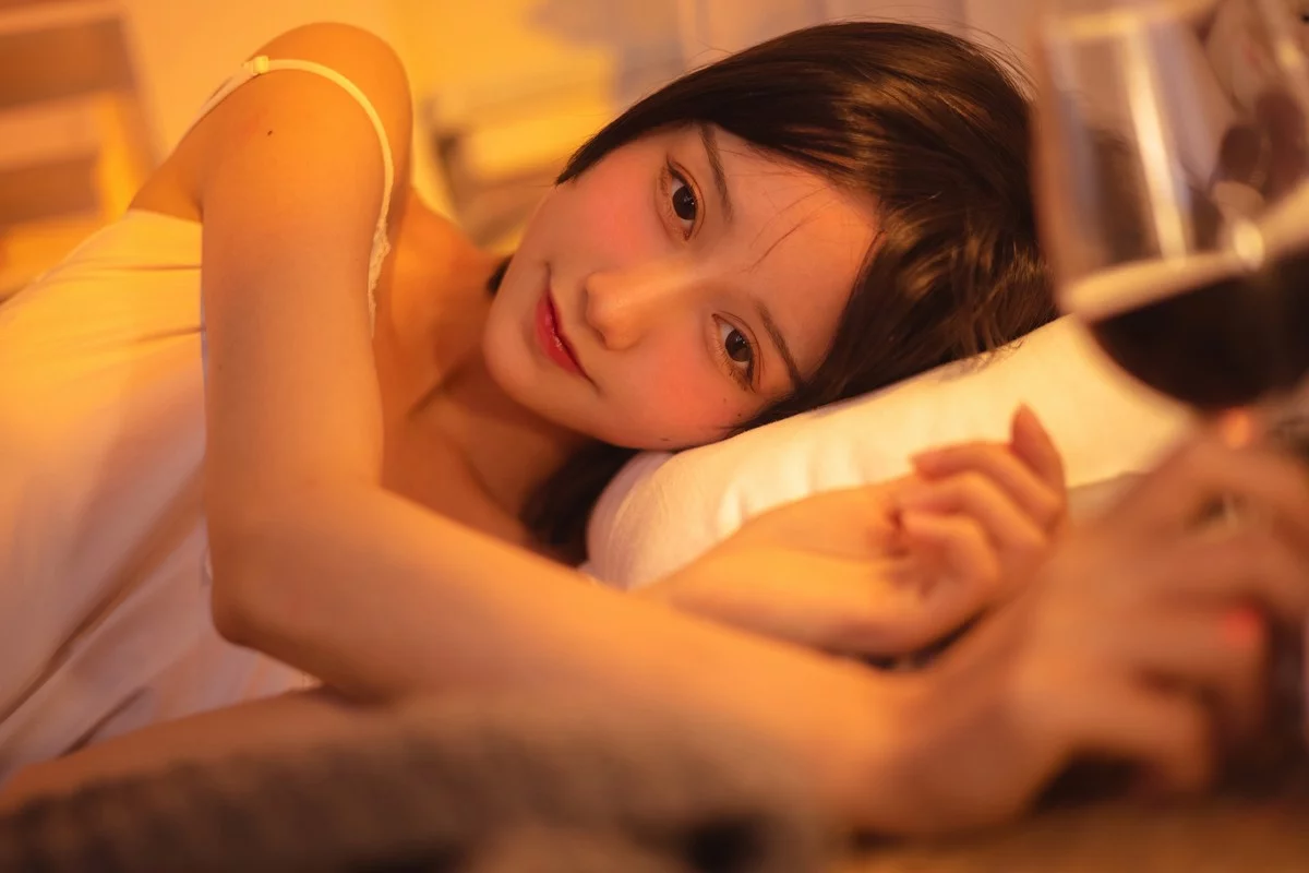 萌系小姐姐木绵绵OwO红酒好喝主题私房性感白色蕾丝吊带睡衣迷人诱惑写真28P
