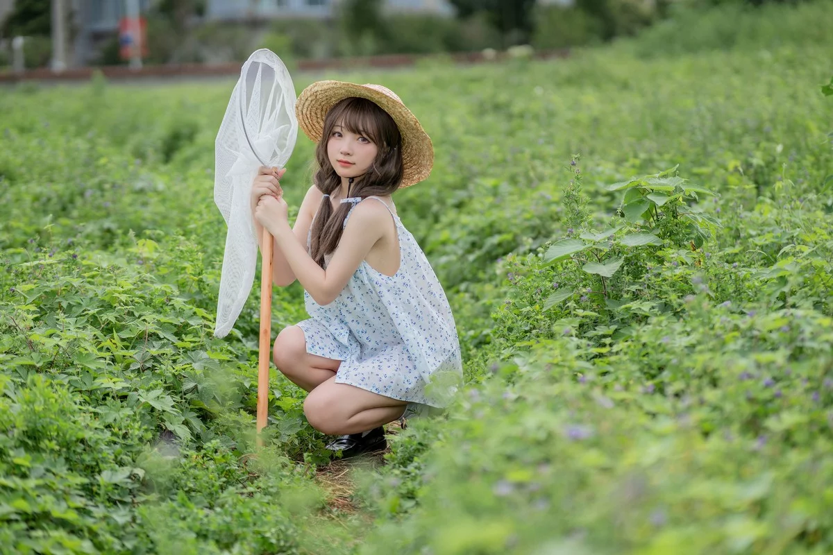 网络美女花铃田野间主题户外草帽美少女性感吊带露三点式内衣甜美迷人写真39P