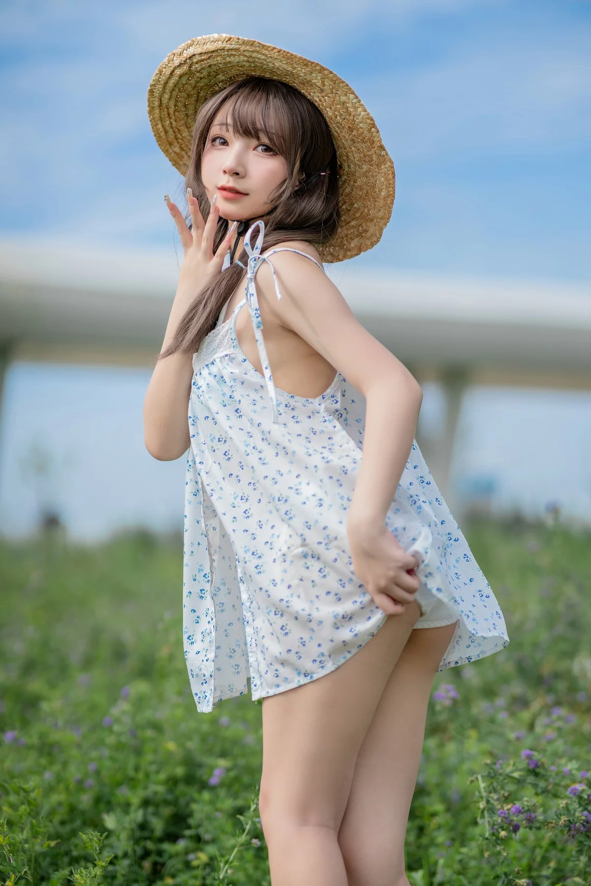 网络美女花铃田野间主题户外草帽美少女性感吊带露三点式内衣甜美迷人写真39P