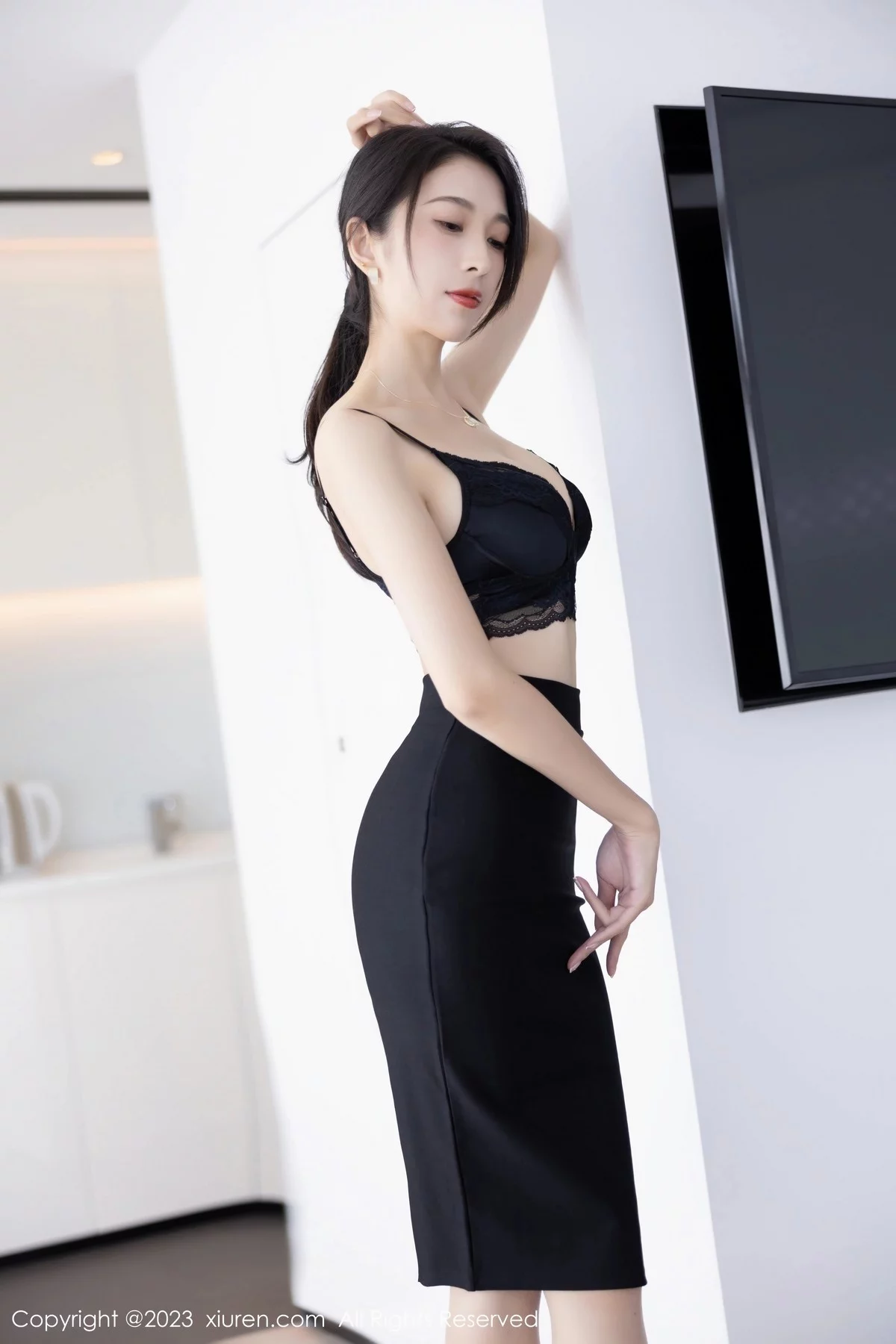 XiuRen第6439期_模特林乐一性感白色上衣配黑短裙露黑色蕾丝内衣妩媚诱惑写真86P