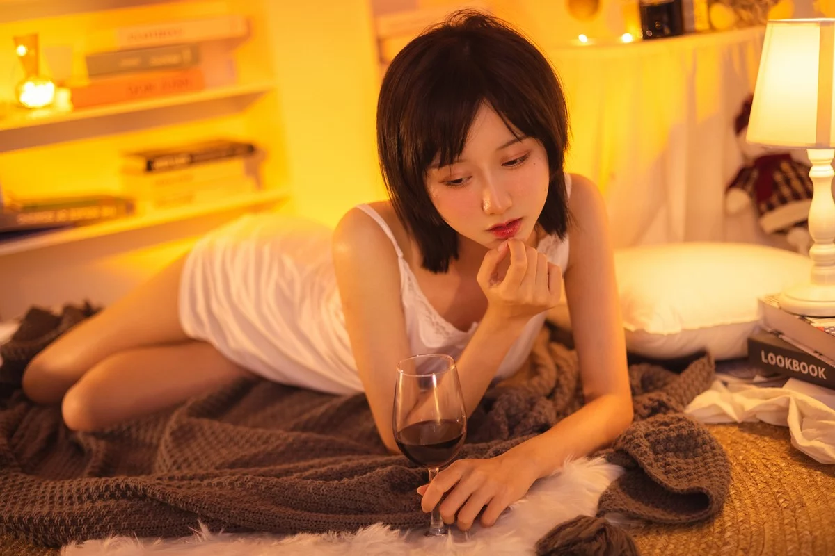 萌系小姐姐木绵绵OwO红酒好喝主题私房性感白色蕾丝吊带睡衣迷人诱惑写真28P