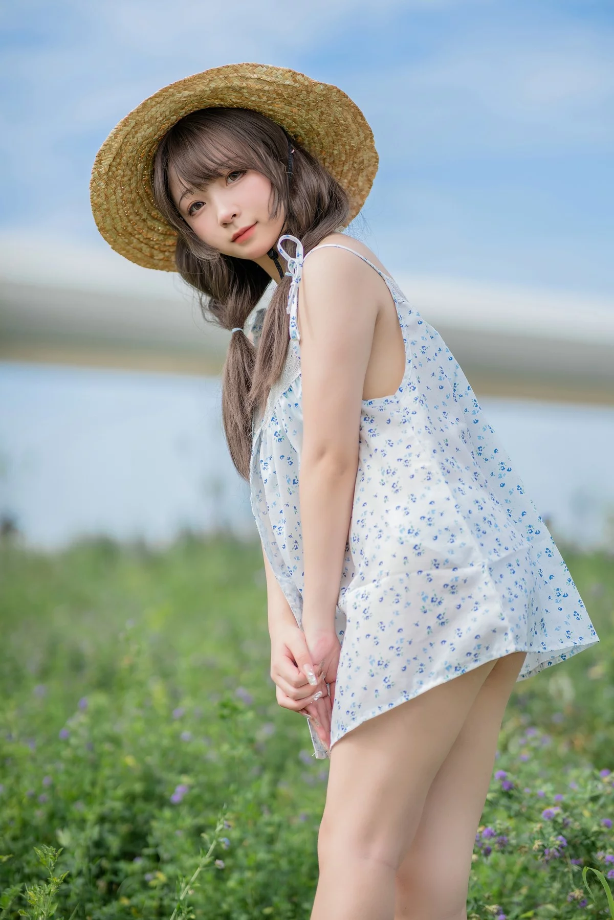 网络美女花铃田野间主题户外草帽美少女性感吊带露三点式内衣甜美迷人写真39P