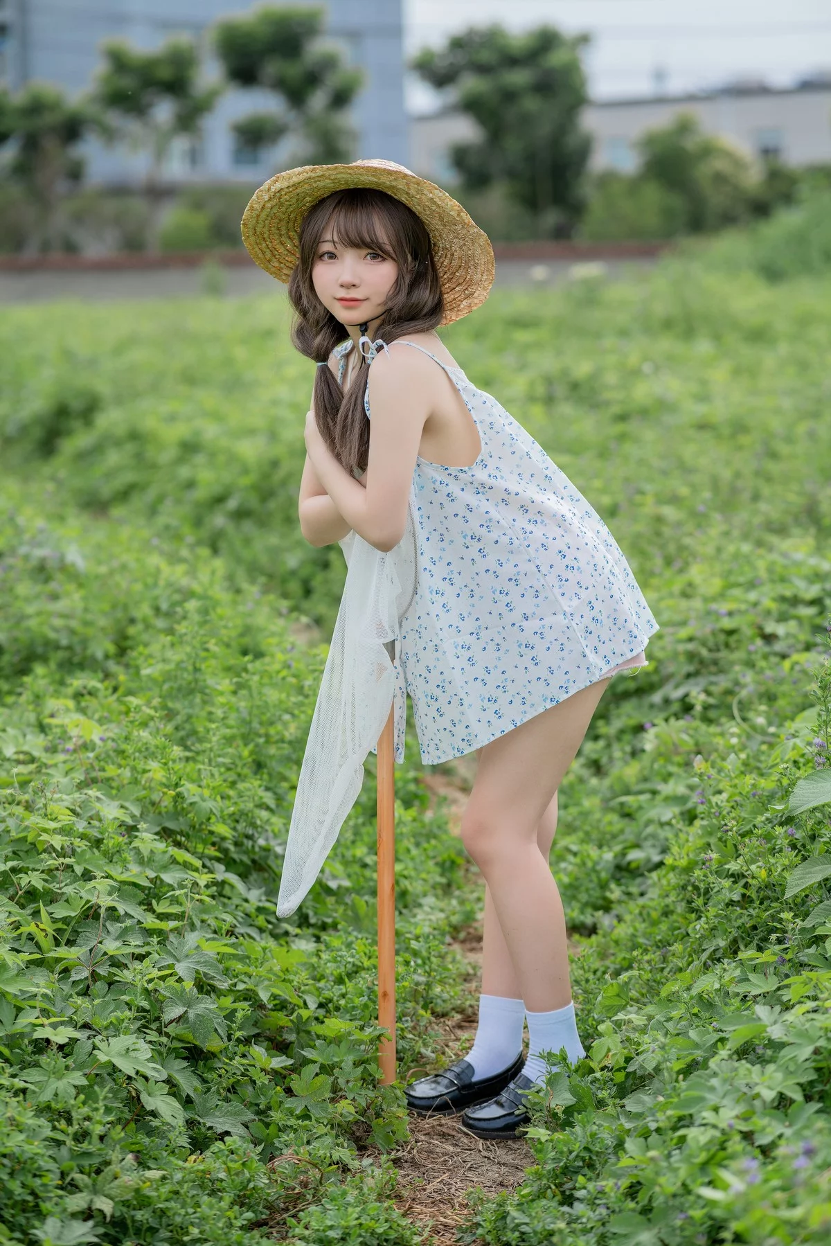 网络美女花铃田野间主题户外草帽美少女性感吊带露三点式内衣甜美迷人写真39P
