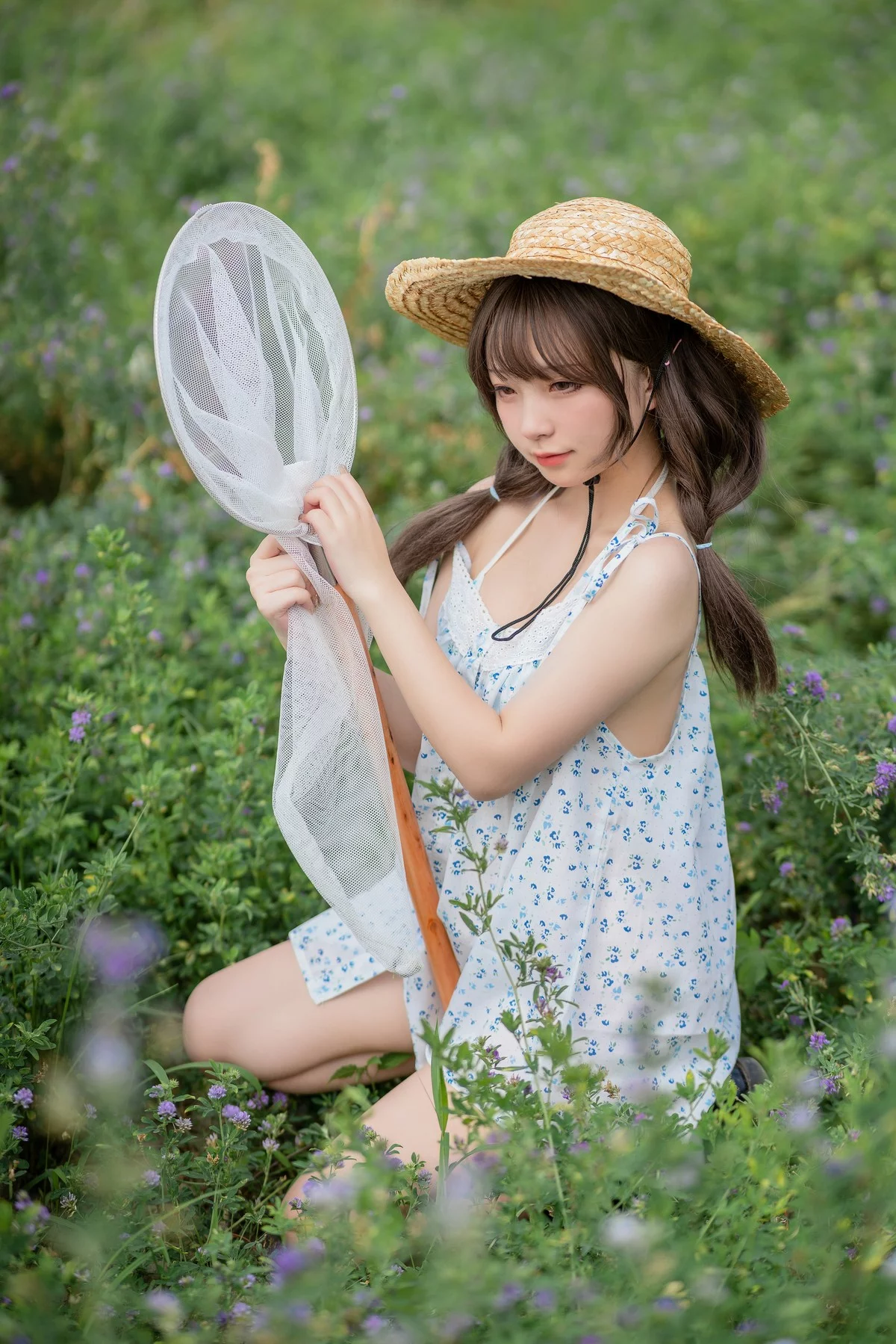 网络美女花铃田野间主题户外草帽美少女性感吊带露三点式内衣甜美迷人写真39P