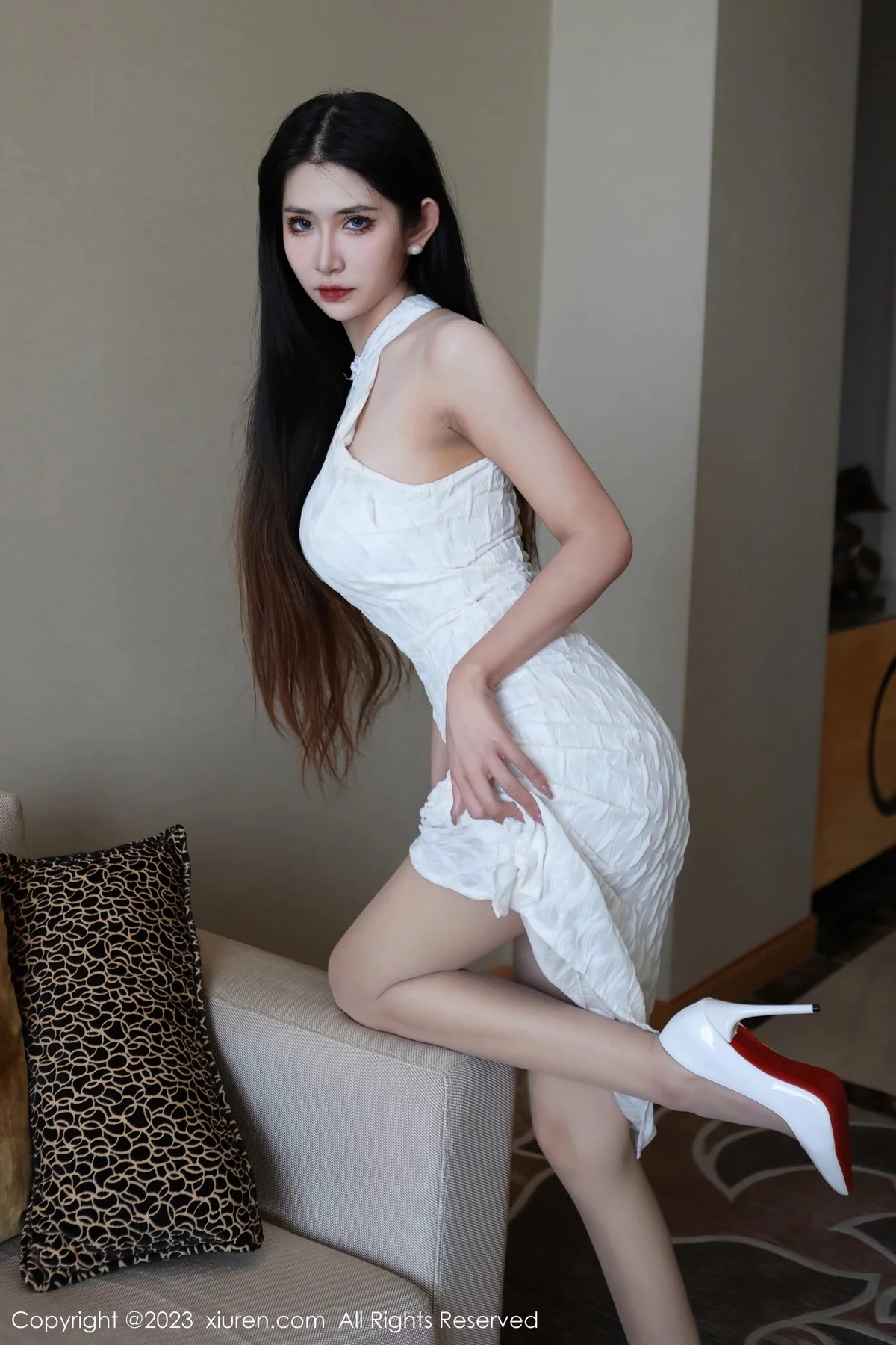 XiuRen第6438期_模特依娜Yina脱连衣长裙裤露性感白色内衣配开档肉丝诱惑写真90P