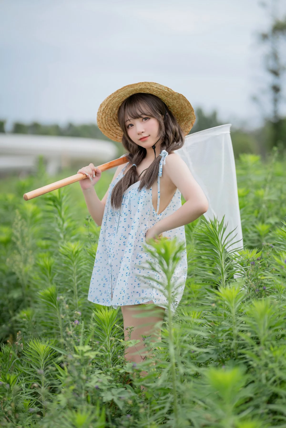网络美女花铃田野间主题户外草帽美少女性感吊带露三点式内衣甜美迷人写真39P