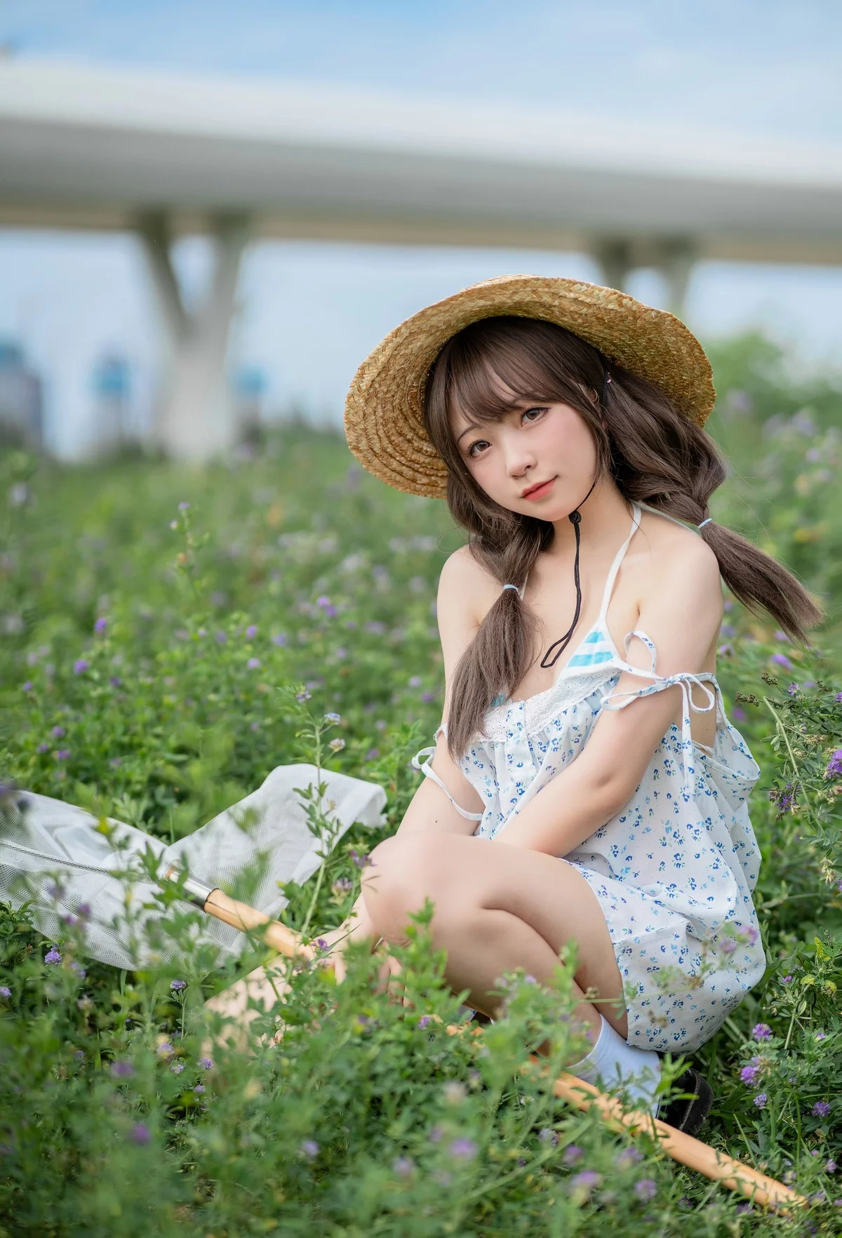 网络美女花铃田野间主题户外草帽美少女性感吊带露三点式内衣甜美迷人写真39P