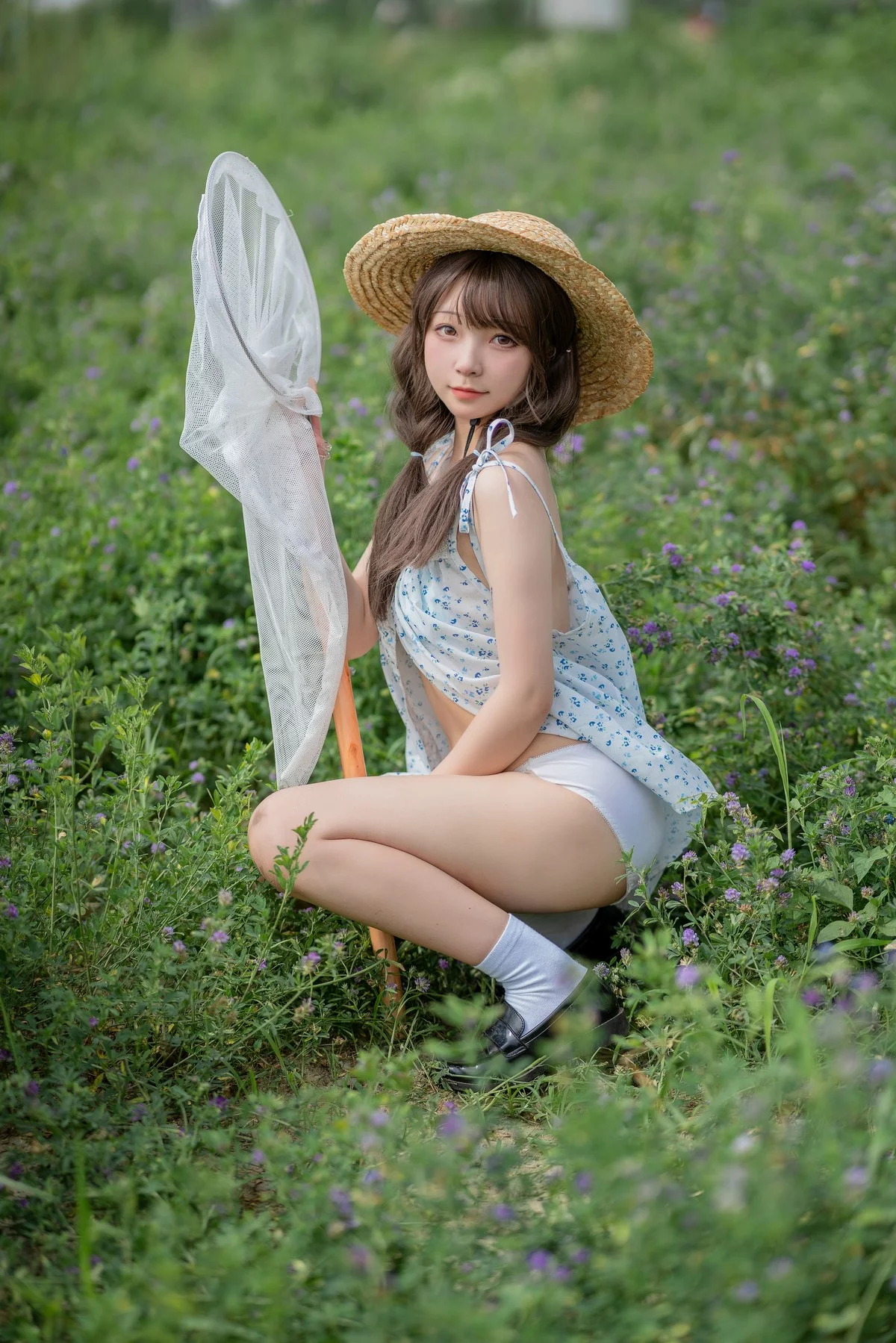 网络美女花铃田野间主题户外草帽美少女性感吊带露三点式内衣甜美迷人写真39P
