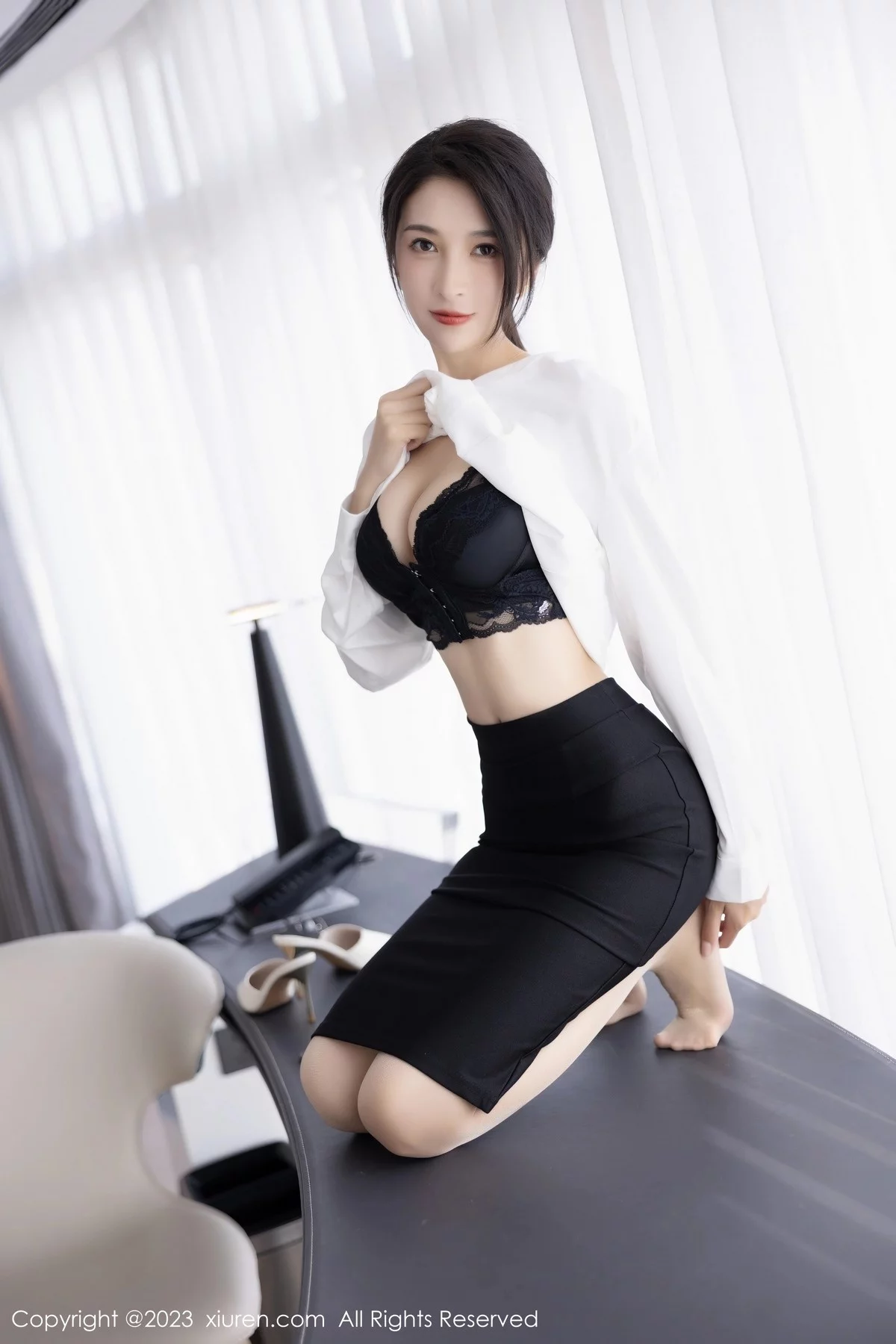 XiuRen第6439期_模特林乐一性感白色上衣配黑短裙露黑色蕾丝内衣妩媚诱惑写真86P