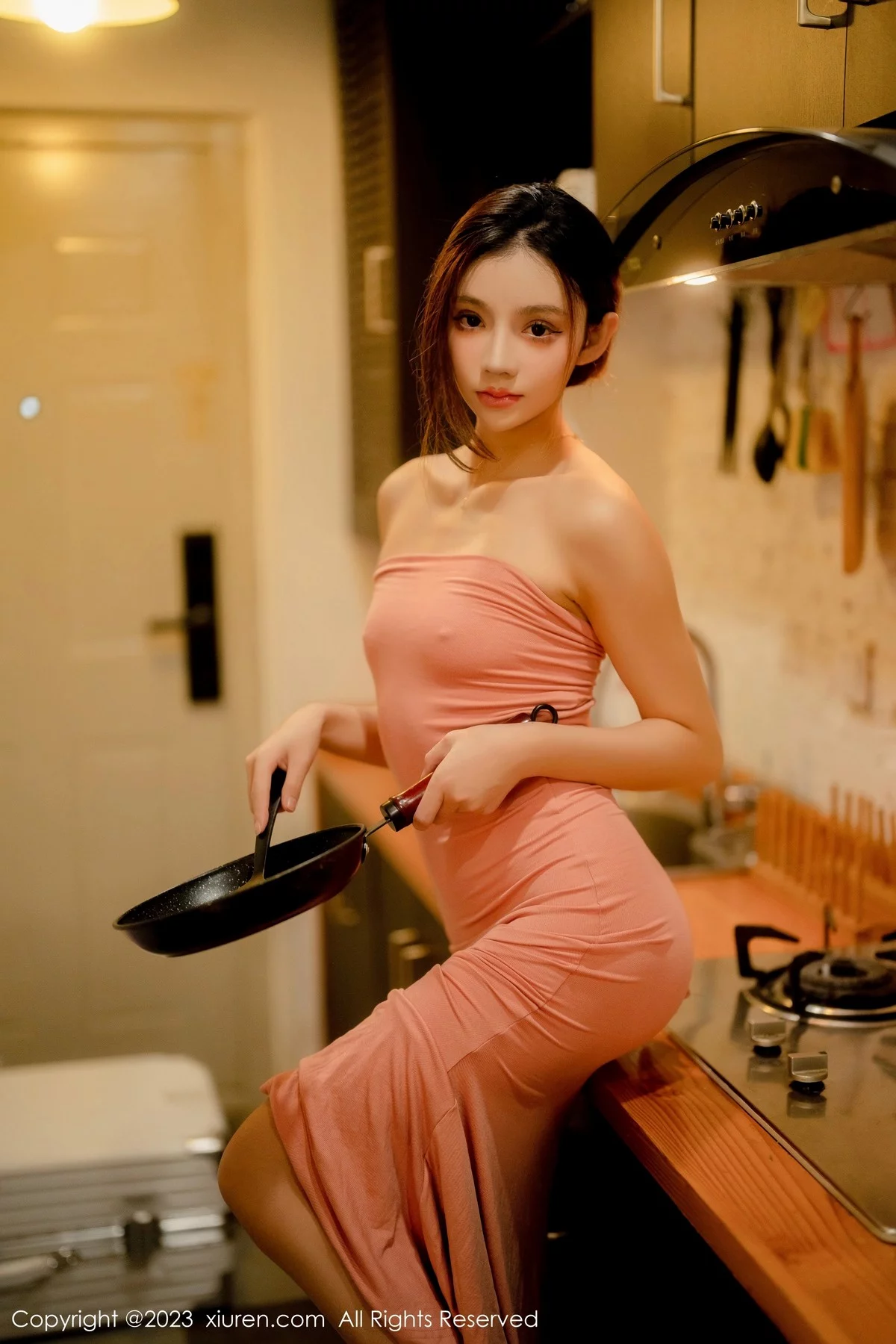 XiuRen第6437期_模特加朵babe私房性感粉色露肩连衣裙真空秀魔鬼身材诱惑写真105P