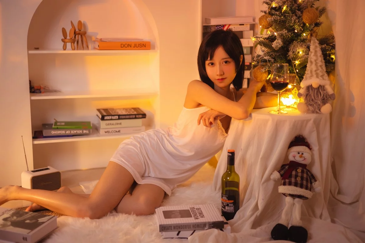 萌系小姐姐木绵绵OwO红酒好喝主题私房性感白色蕾丝吊带睡衣迷人诱惑写真28P