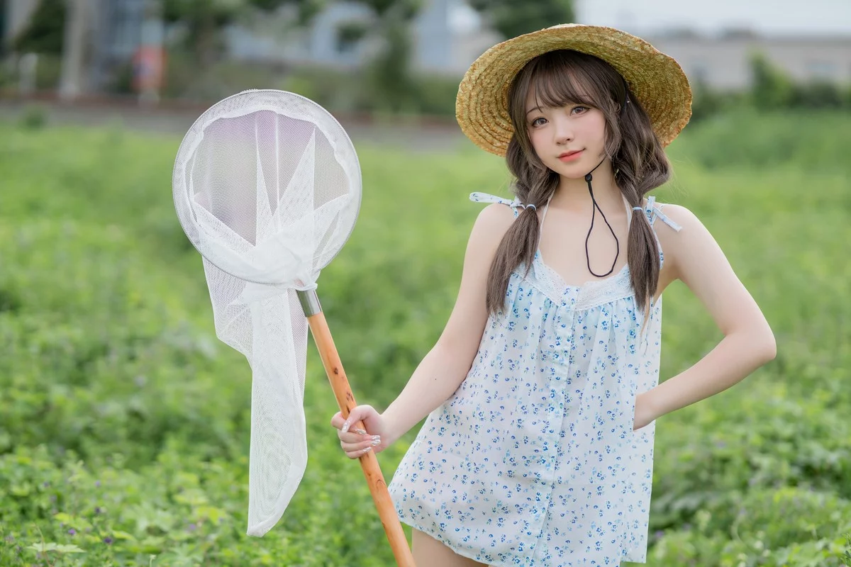 网络美女花铃田野间主题户外草帽美少女性感吊带露三点式内衣甜美迷人写真39P