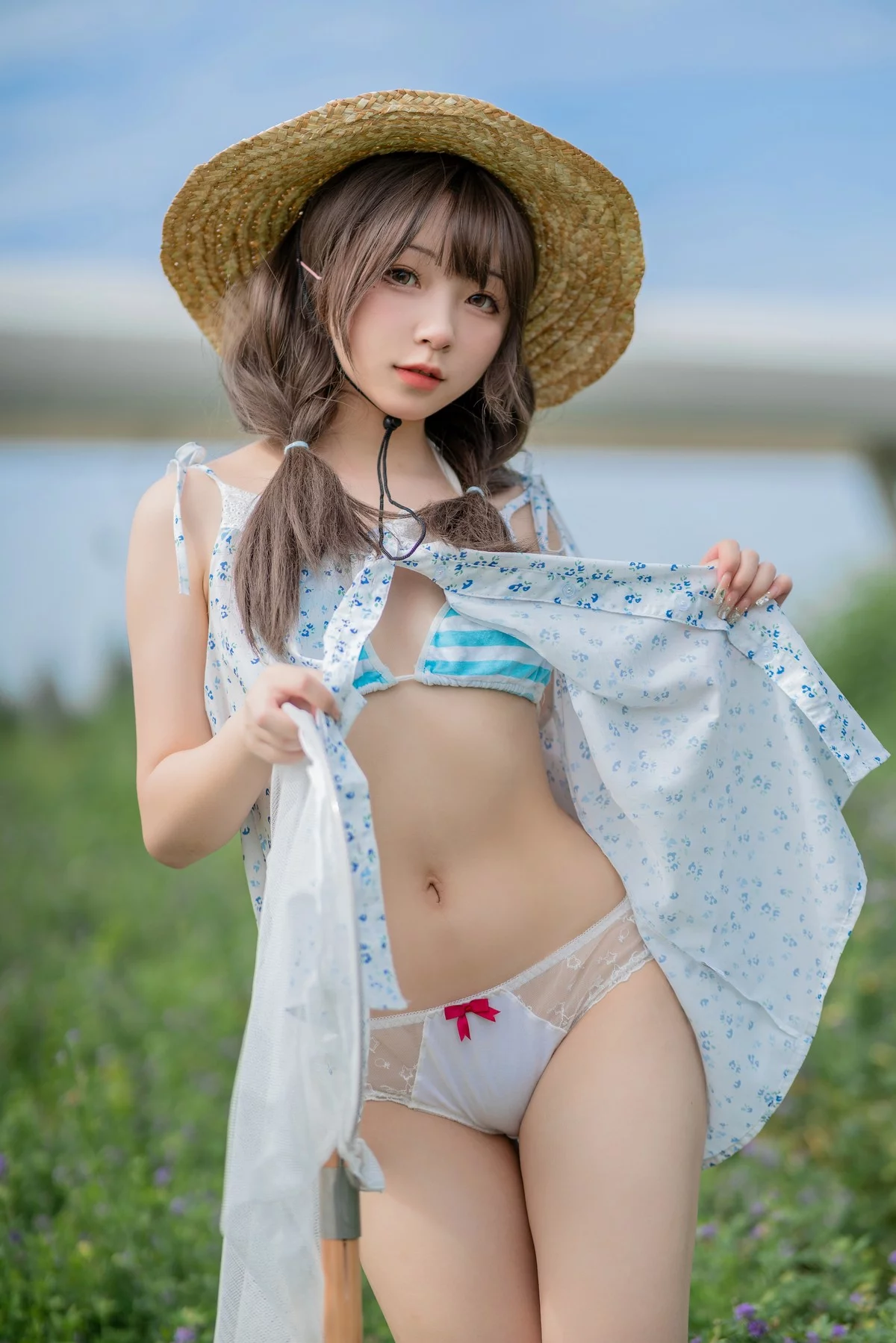 网络美女花铃田野间主题户外草帽美少女性感吊带露三点式内衣甜美迷人写真39P