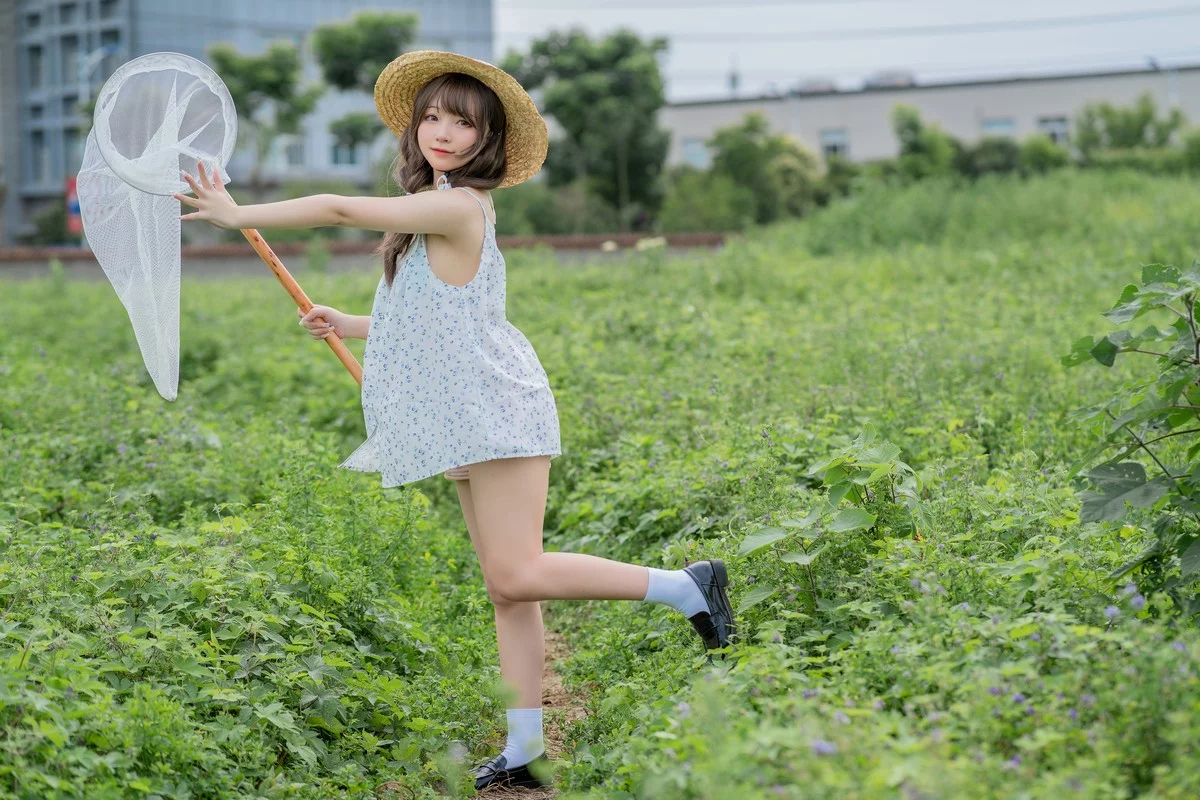 网络美女花铃田野间主题户外草帽美少女性感吊带露三点式内衣甜美迷人写真39P