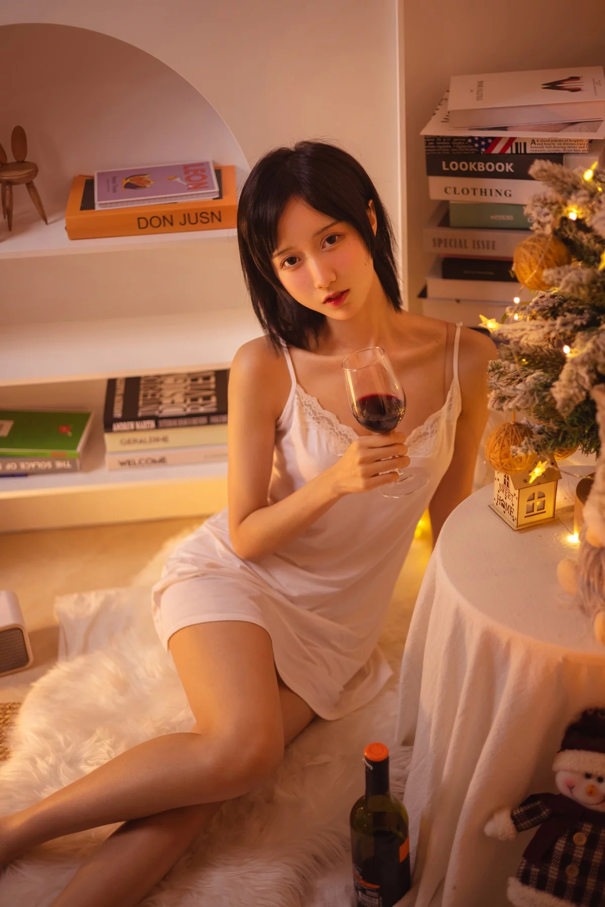 萌系小姐姐木绵绵OwO红酒好喝主题私房性感白色蕾丝吊带睡衣迷人诱惑写真28P