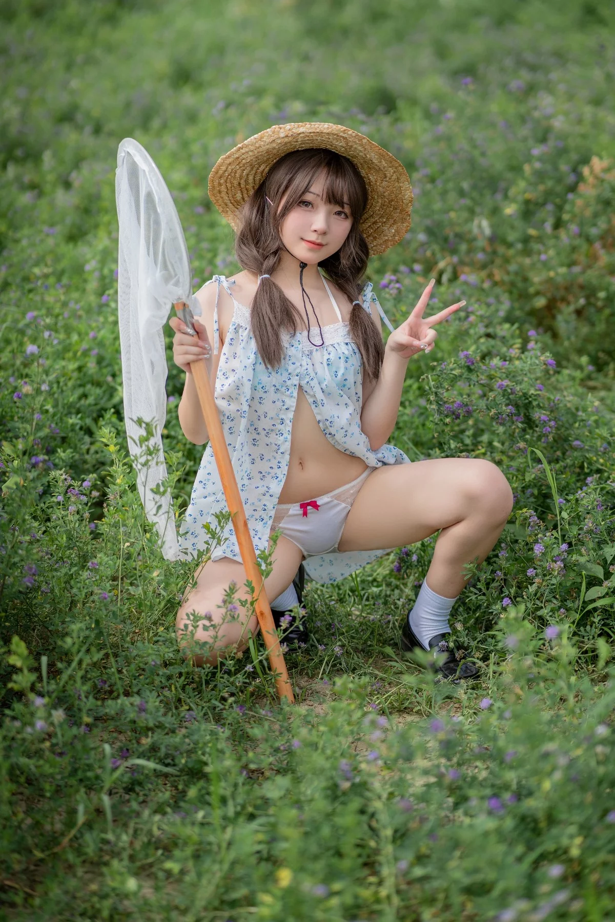 网络美女花铃田野间主题户外草帽美少女性感吊带露三点式内衣甜美迷人写真39P