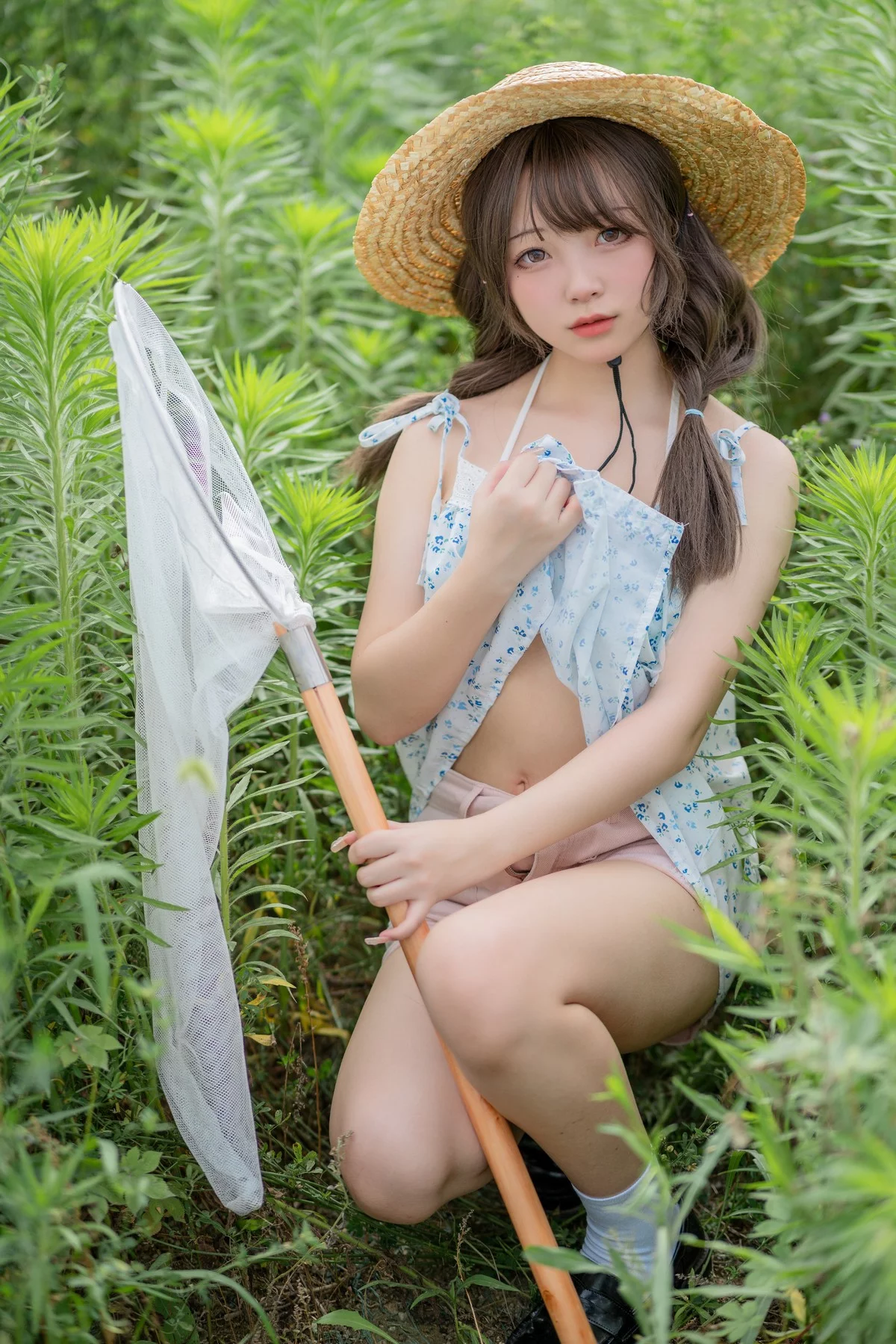 网络美女花铃田野间主题户外草帽美少女性感吊带露三点式内衣甜美迷人写真39P