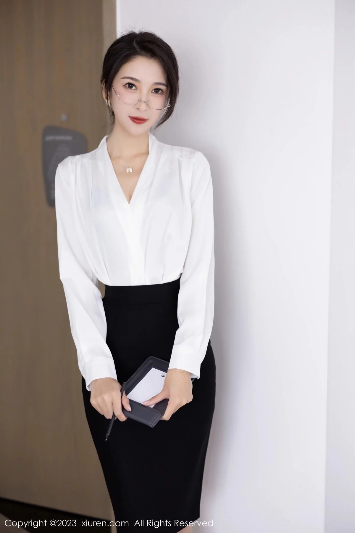 XiuRen第6439期_模特林乐一性感白色上衣配黑短裙露黑色蕾丝内衣妩媚诱惑写真86P