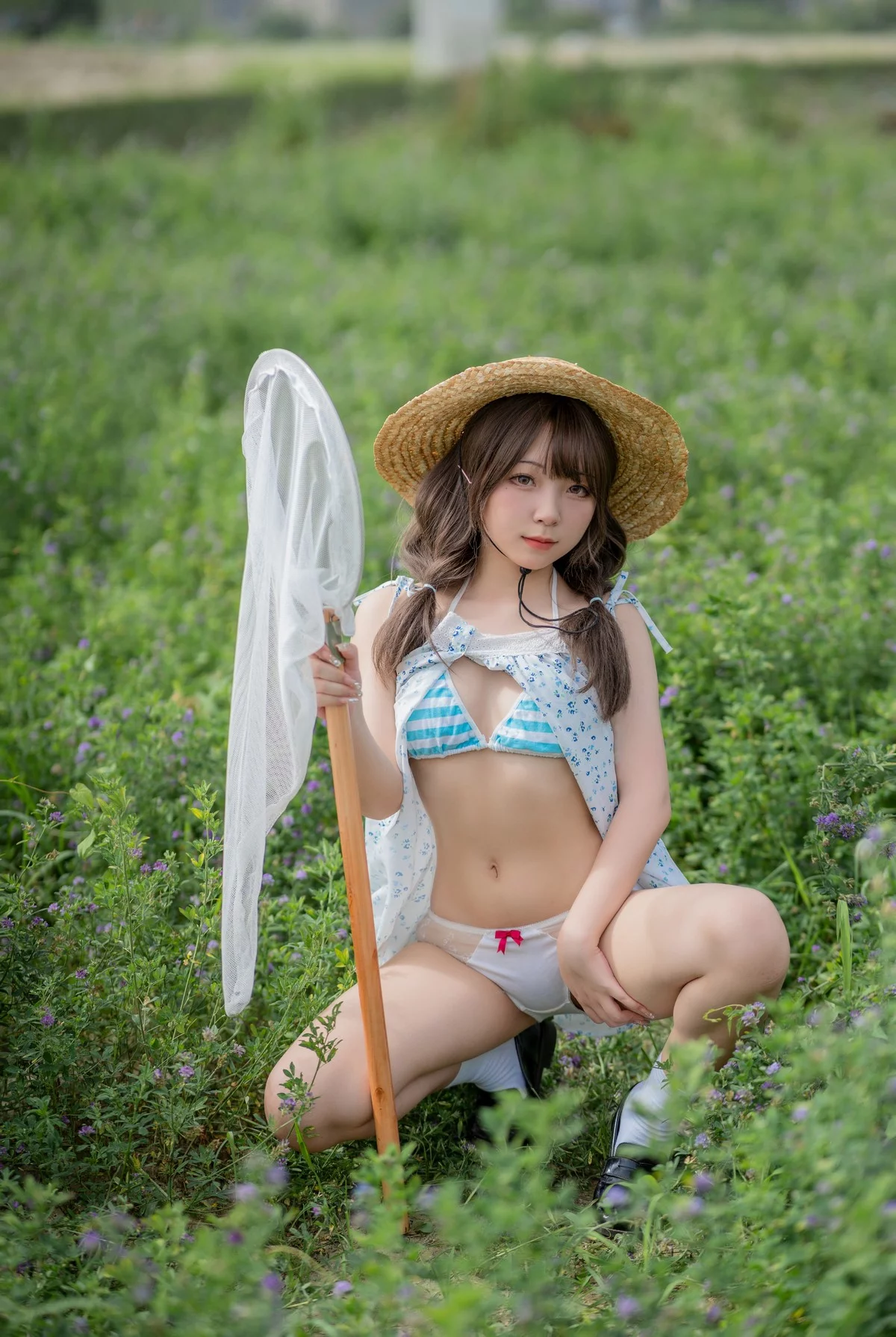 网络美女花铃田野间主题户外草帽美少女性感吊带露三点式内衣甜美迷人写真39P