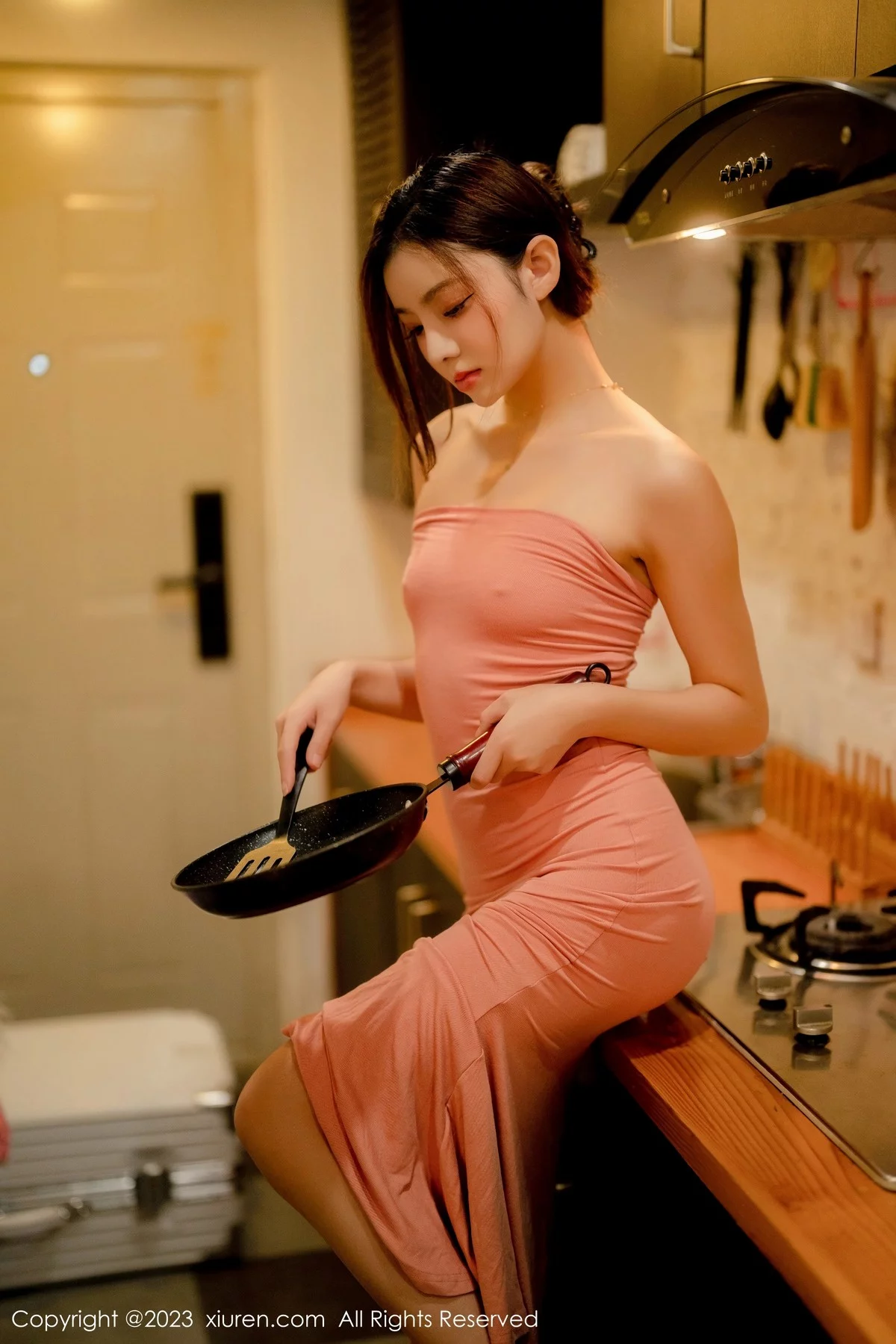 XiuRen第6437期_模特加朵babe私房性感粉色露肩连衣裙真空秀魔鬼身材诱惑写真105P