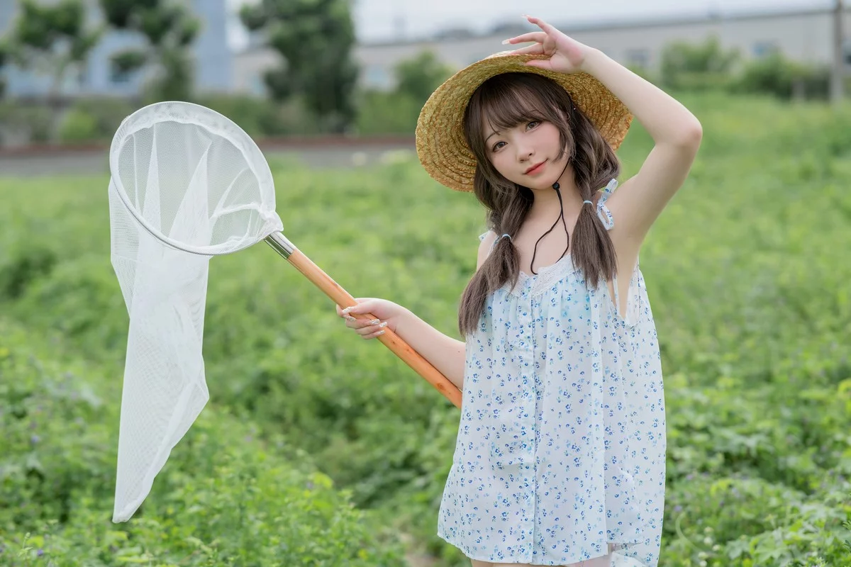 网络美女花铃田野间主题户外草帽美少女性感吊带露三点式内衣甜美迷人写真39P
