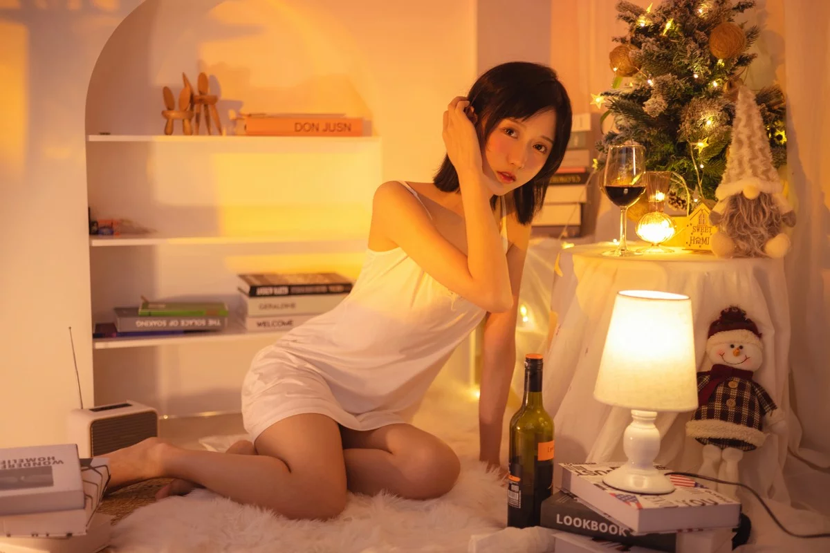 萌系小姐姐木绵绵OwO红酒好喝主题私房性感白色蕾丝吊带睡衣迷人诱惑写真28P