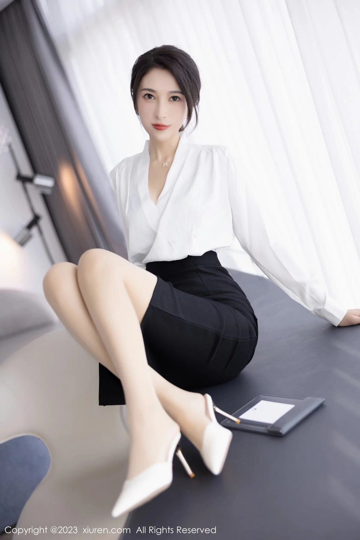 XiuRen第6439期_模特林乐一性感白色上衣配黑短裙露黑色蕾丝内衣妩媚诱惑写真86P